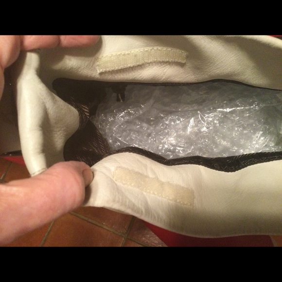 Prada Rare Shoulder Bag with hook & Loop closure - Picture 3 of 16